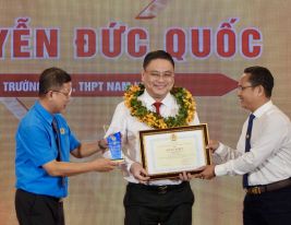 Thầy Nguyễn Đức Quốc-Chủ tịch Tập đoàn GDQT Nam Việt được vinh danh tại chương trình “Đồng hành cùng doanh nghiệp” năm 2023