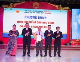 Trao tặng 4 suất học bổng đến học sinh hiếu học có hoàn cảnh khó khăn tại Trường Nam Việt
