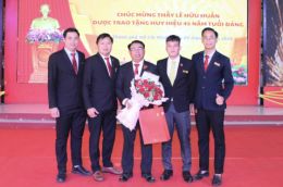 chúc mừng thầy Lê Hữu Huấn - Bí thư Chi bộ, Chủ tịch Hội đồng Cổ đông Tập đoàn được trao tặng Huy hiệu 45 năm tuổi Đảng