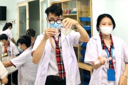 Tiết học thực hành môn hóa “ Làm nước rửa tay diệt khuẩn “